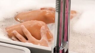 Nella vasca da bagno con la divina Antonella Fiordelisi col cazzo duro