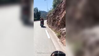 Emmanuelle nuda in moto OF