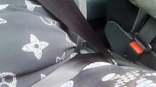 Moglie nuda in auto