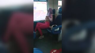Esibizionista napoletana mostra il culo in treno