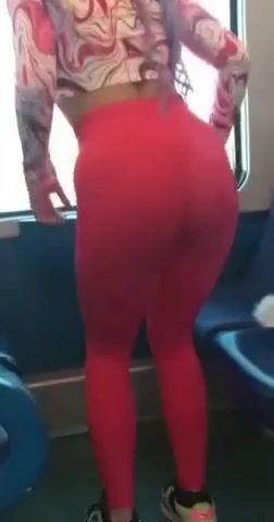 Esibizionista napoletana mostra il culo in treno