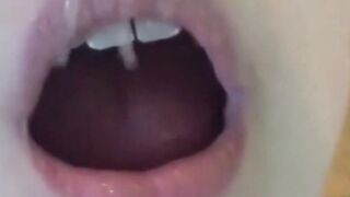Il mio sperma caldo nella sua bocca