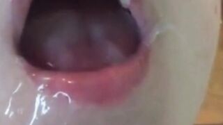 Il mio sperma caldo nella sua bocca