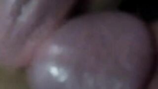 Lecca la cappella al fidanzato come un cono gelato