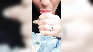 Pompino in auto mentre lui guida AMATORIALE COPPIA ITALIANA