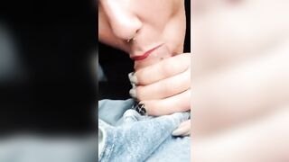 Pompino in auto mentre lui guida AMATORIALE COPPIA ITALIANA