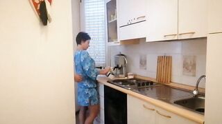 Lecco le tette a mia moglie in cucina