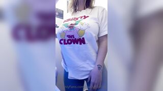 Tettona naturale toccandosele nel bagno in aereo OF