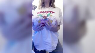 Tettona naturale toccandosele nel bagno in aereo OF