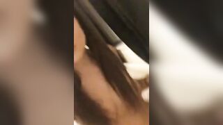 TEEN SI MASTURBA CON PENNELLO DA TRUCCO