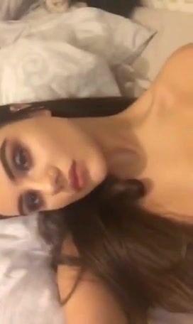 TEEN SI MASTURBA CON PENNELLO DA TRUCCO