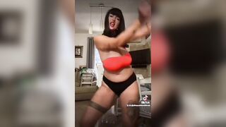 Mora tatuata con tette enormi Tiktok