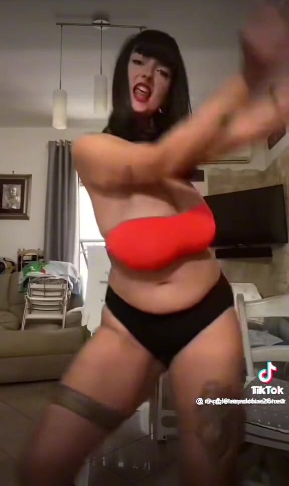 Mora tatuata con tette enormi Tiktok