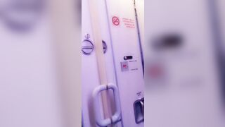 Nel bagno dell'aereo