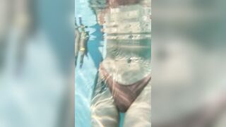 Michelle sexy in piscina si fa toccare le tette