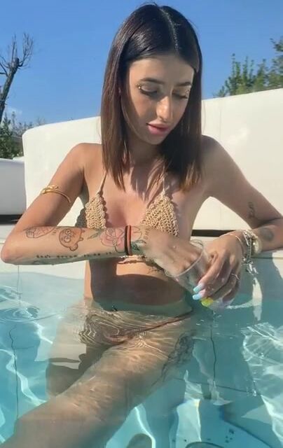 Michelle sexy in piscina si fa toccare le tette