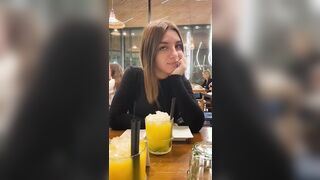 Teen va nel bagno del locale a fare la porca