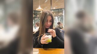 Teen va nel bagno del locale a fare la porca