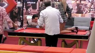 Oriana Marzoli in posa sexy sul tavolo da biliardo