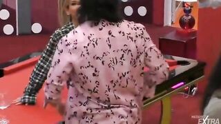 Oriana Marzoli in posa sexy sul tavolo da biliardo