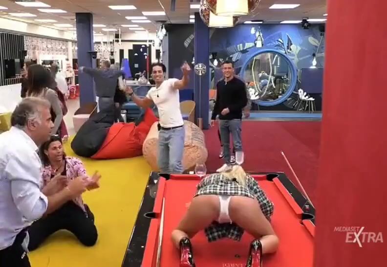 Oriana Marzoli in posa sexy sul tavolo da biliardo