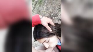 Diciottenne succhia il cazzo nel bosco a fidanzato