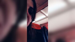 Milf esibizionista in aereo flsh tette