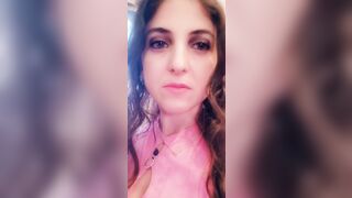 Milf italiana si fa un ditalino in aereo