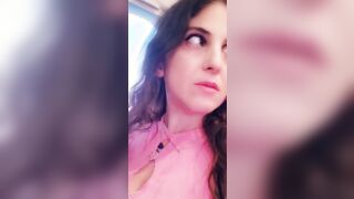 Milf italiana si fa un ditalino in aereo