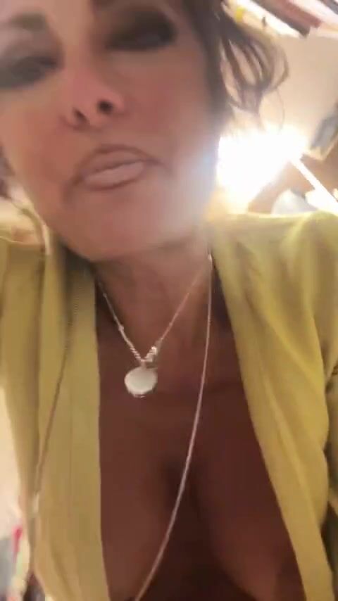Paola Mercurio in diretta Le escono le tettone