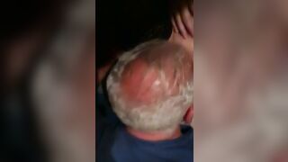 Faccio leccare a vecchio la fica di mia moglie