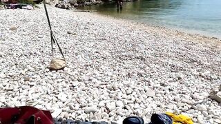 Coppia nudista in spiaggia lui la tocca e gioca con la sua fica