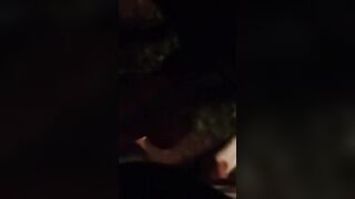 Moglie mi sega e fa sborrare di notte nel parco sotto casa