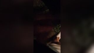 Moglie mi sega e fa sborrare di notte nel parco sotto casa