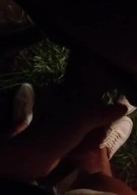 Moglie mi sega e fa sborrare di notte nel parco sotto casa