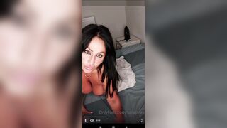 Sara stira nuda sul letto