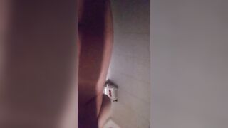 Tettona fica nella doccia