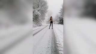 In lingerie sotto la neve