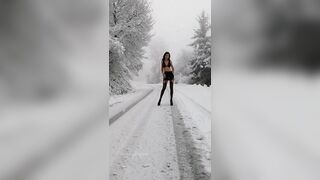 In lingerie sotto la neve