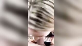 Biondina Pompino con sborrata in bocca outdoor