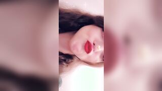 Milf italiana esibizionista Ditalino nel bagno dell'aereo