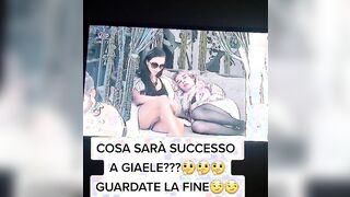 Giaele da una occhiatina alla fica