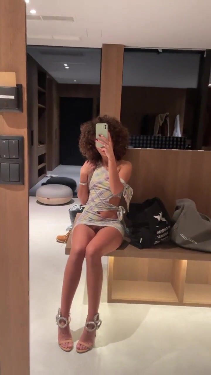 Selfie ricciolina italiana senza mutandine