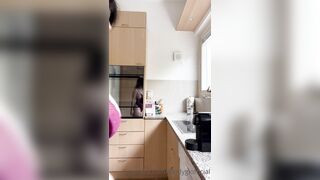 Mady tettona prepara il caffè