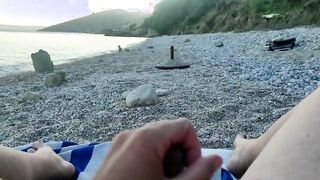 Mia moglie me lo sega al mare in pubblico