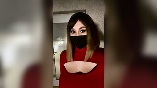 Fa ballare le tettone scendendo le scale di casa