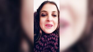 In stazione Milf esibizionista