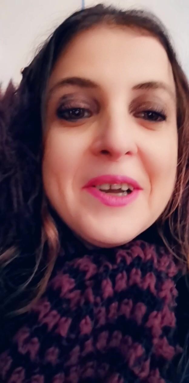 In stazione Milf esibizionista
