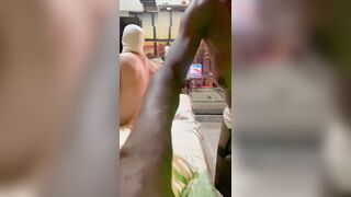 Ragazzo gay spompina cazzo enorme trans