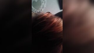 Amica con occhiali mi fa un bel pompino e mi fa sborrare